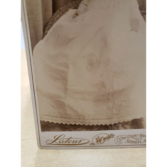 Antique Cabinet Card Photo Baby Infant c1880s LaTour Photographer Sedalia MO - Picture 4 of 12